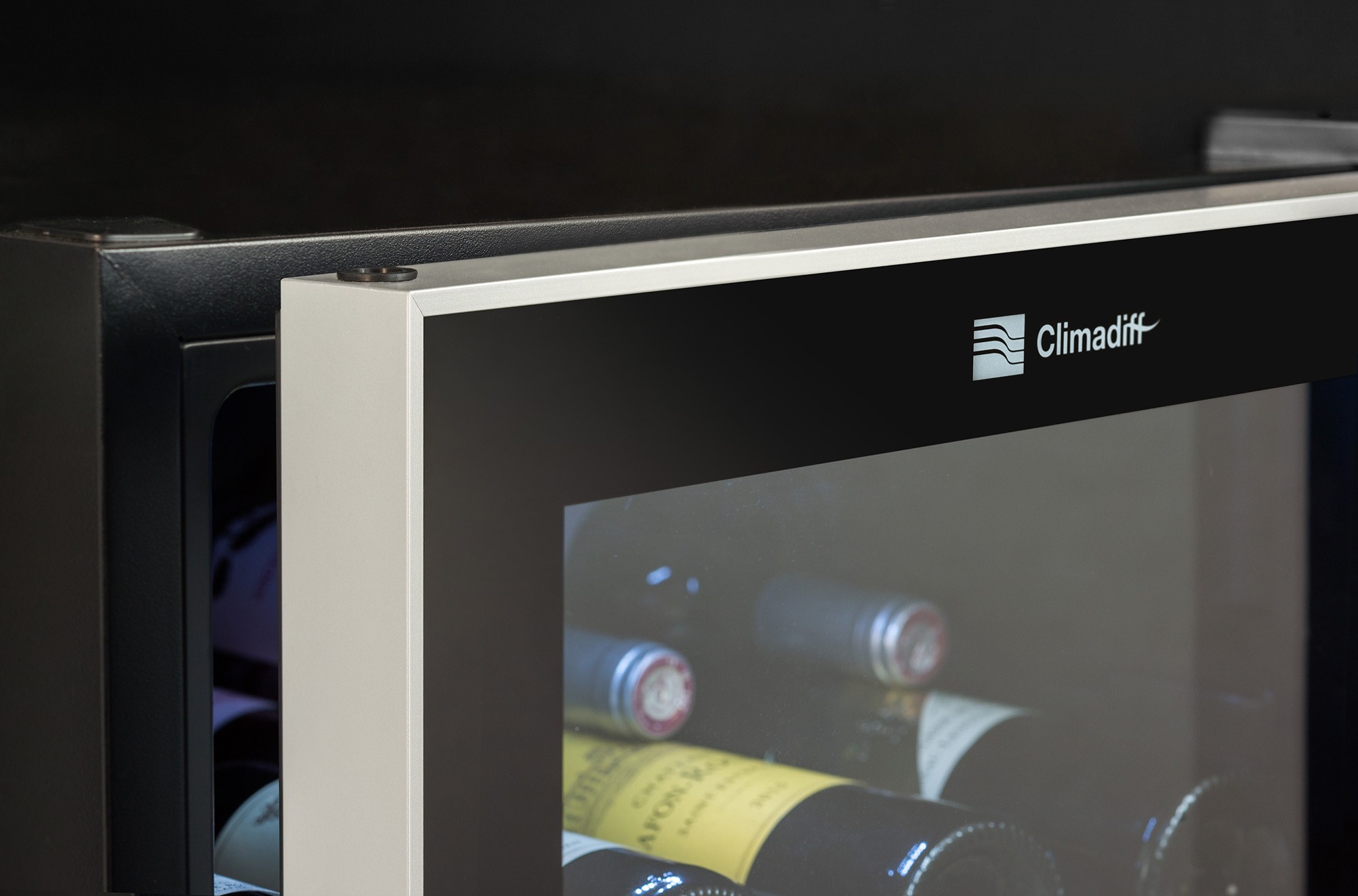 CLIMADIFF Cave à vin de service compatible vinotag 105 bouteilles - CS105B1